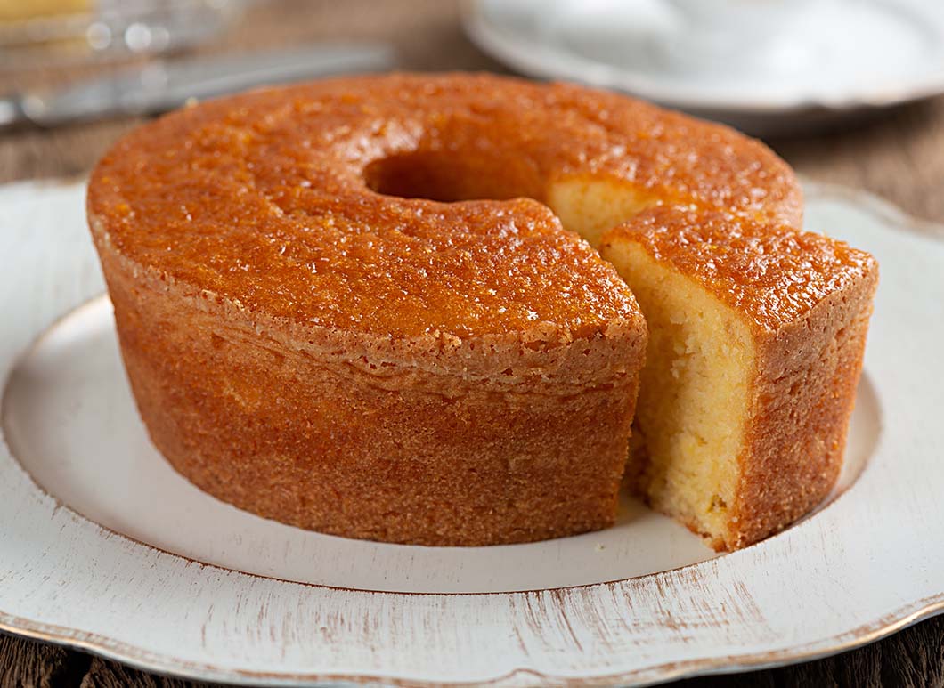 Descubra como fazer um irresistível bolo de fubá cremoso em casa. Uma receita simples e deliciosa que vai encantar seus convidados. Confira!